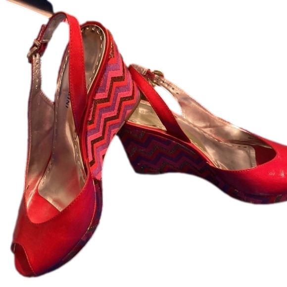 👠 Red Sexy Wedges take me dancing w/gold,red & purple chevron heels Sz 9… - Picture 1 of 10